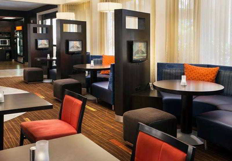 Courtyard By Marriott Airport Hotel